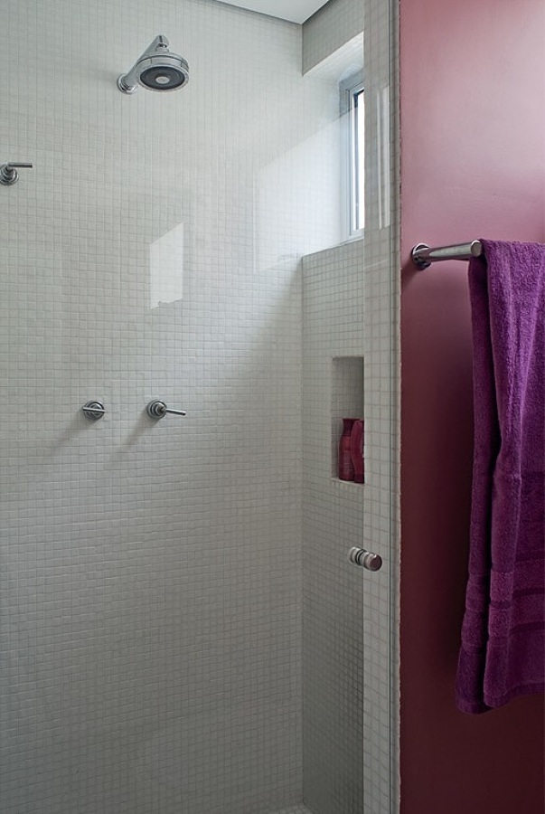 ducha-con-alicatado-de-azulejos-blanco